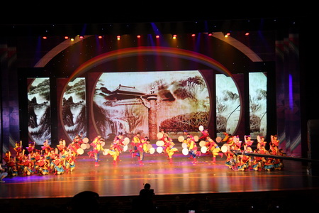 ���ɻ������ꡱȫ������ѧ��У԰�赸չ�ݿ�Ļʽ