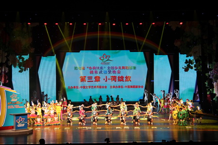 ���ɻ������ꡱȫ������ѧ��У԰�赸չ�ݿ�Ļʽ