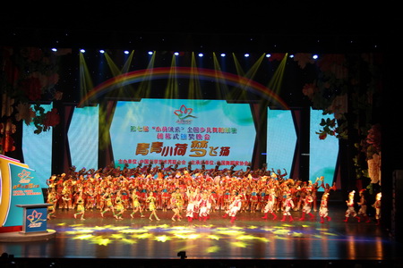 ���ɻ������ꡱȫ������ѧ��У԰�赸չ�ݿ�Ļʽ